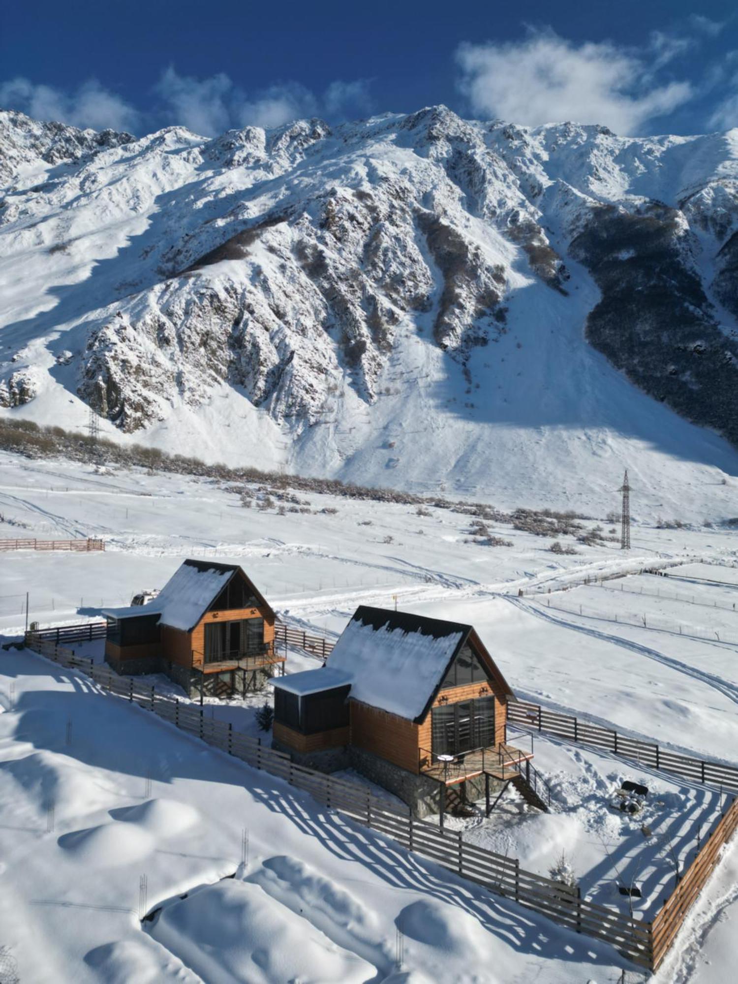 Traveler'S Cottages In Kazbegi Stepantsminda Exterior foto