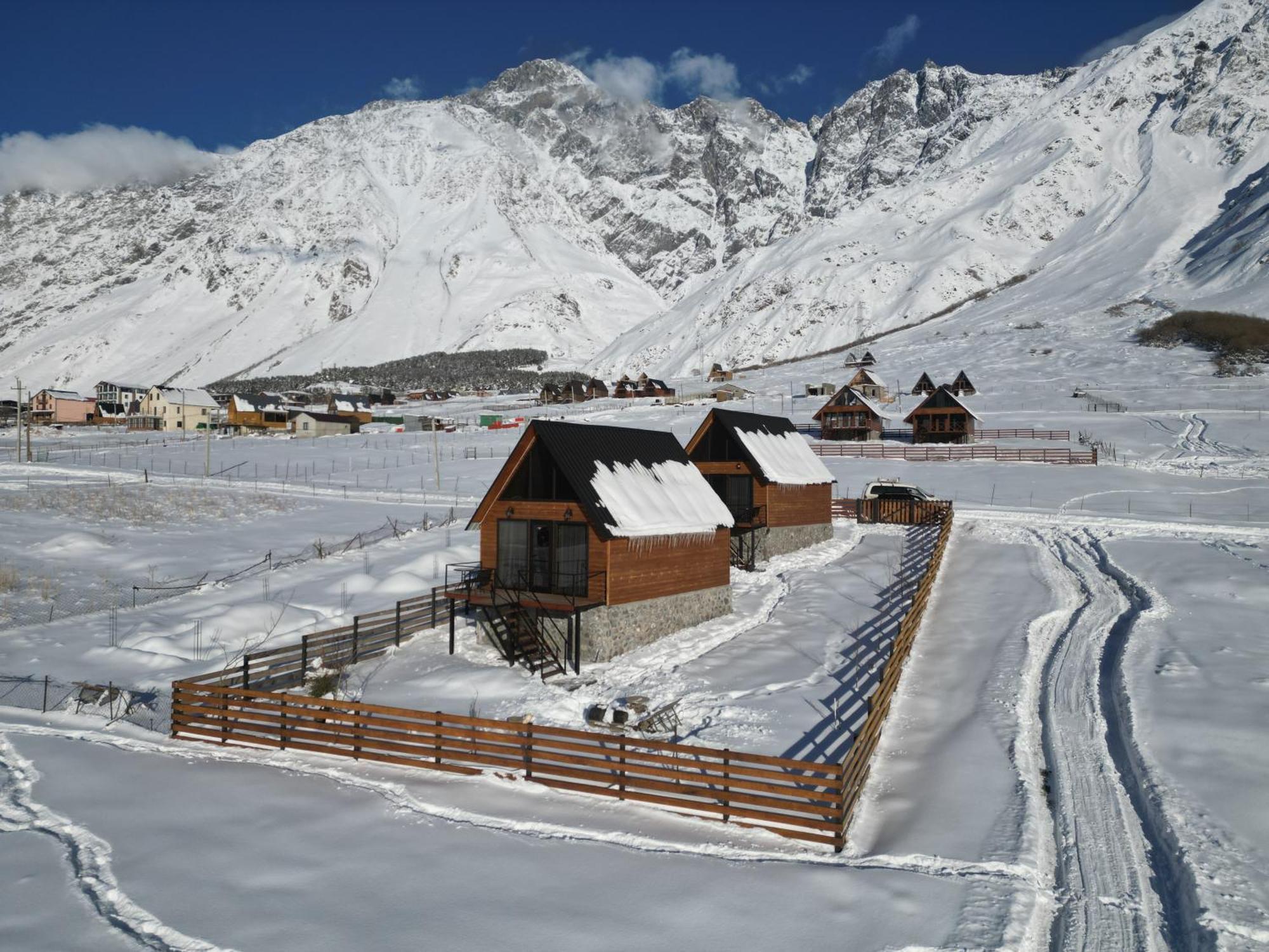 Traveler'S Cottages In Kazbegi Stepantsminda Exterior foto