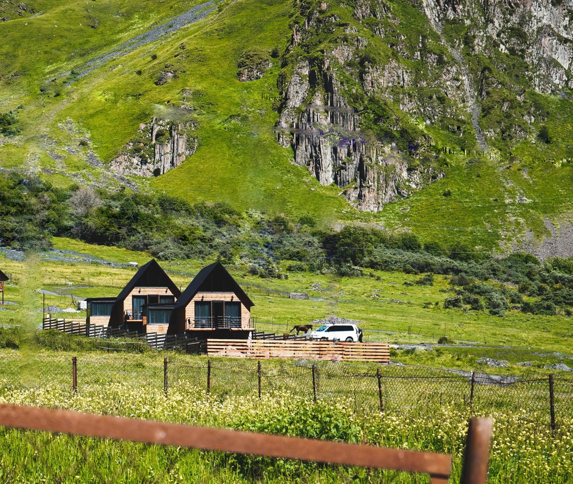 Traveler'S Cottages In Kazbegi Stepantsminda Exterior foto