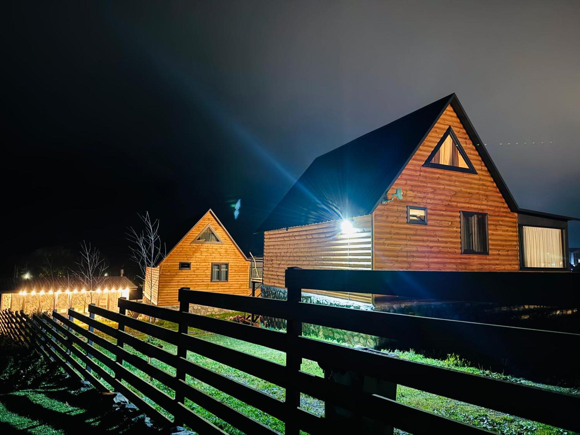 Traveler'S Cottages In Kazbegi Stepantsminda Exterior foto